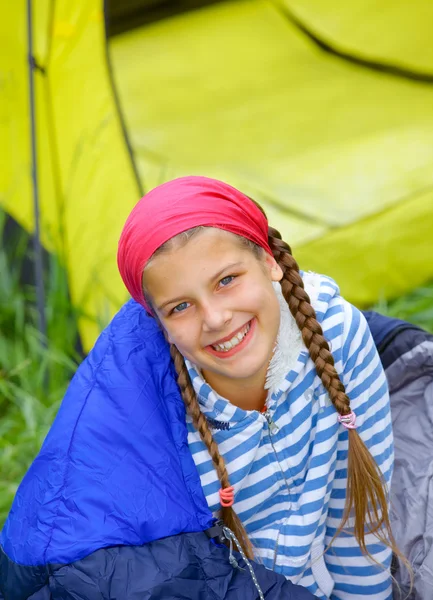 Ung flicka camping — Stockfoto