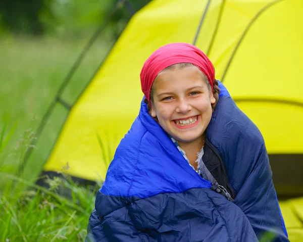 Menina jovem camping — Fotografia de Stock