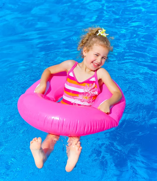 Κορίτσι στην πισίνα. — Φωτογραφία Αρχείου