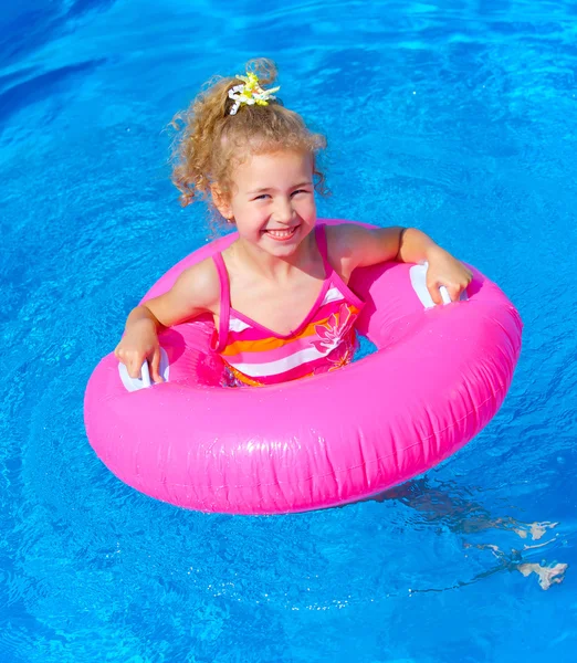 Fille dans la piscine — Photo