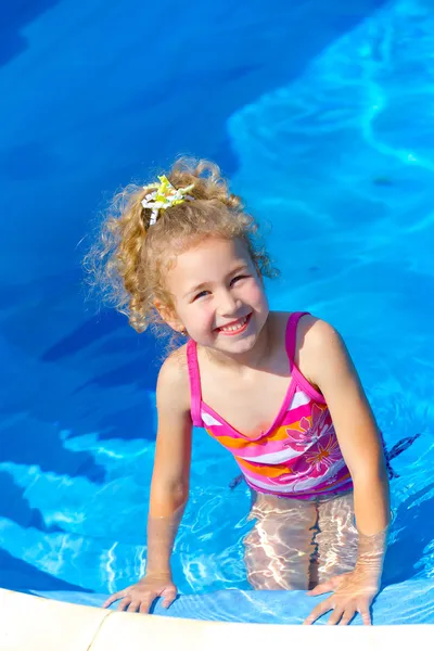 Menina na piscina — Fotografia de Stock