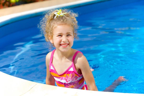 Mädchen im Pool — Stockfoto