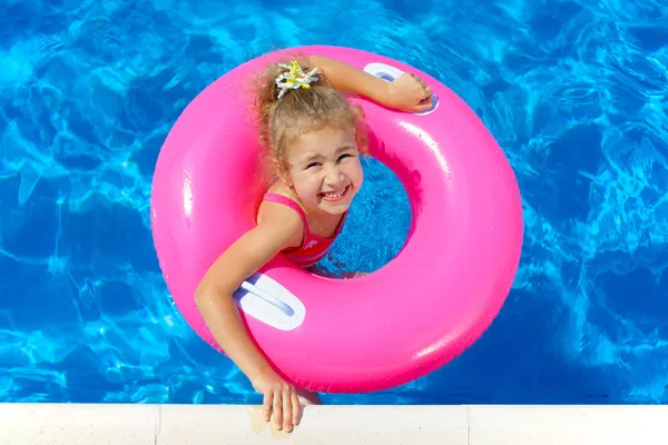 Fille dans la piscine — Photo