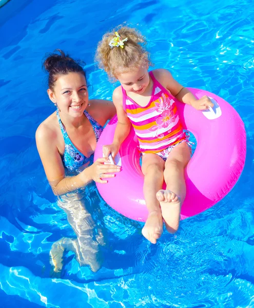Dívka s matkou v bazénu — Stock fotografie