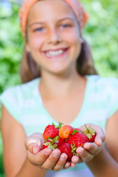 Jong meisje houden in de hand biologische natuurlijke gezonde voeding produceren - aardbeien. verticale weergave — Stockfoto