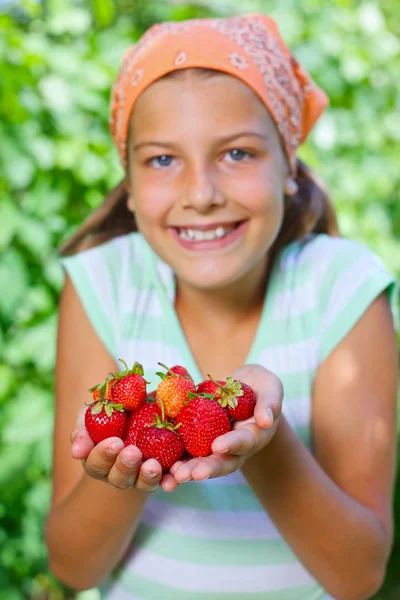Νεαρή κοπέλα που κρατά στο χέρι οργανικά φυσικά υγιή τρόφιμα που παράγουν - φράουλες. κατακόρυφη προβολή — Φωτογραφία Αρχείου