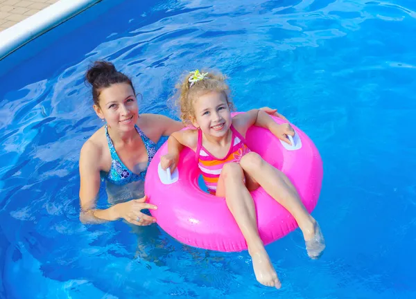 Flicka med mamma i poolen — Stockfoto