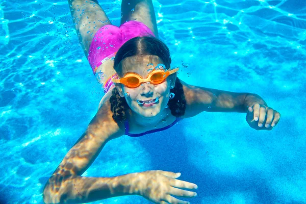 La linda chica nadando bajo el agua y sonriendo — Foto de Stock