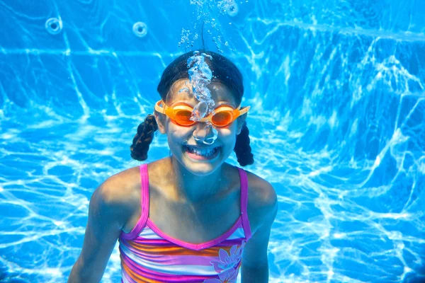 La linda chica nadando bajo el agua y sonriendo — Foto de Stock