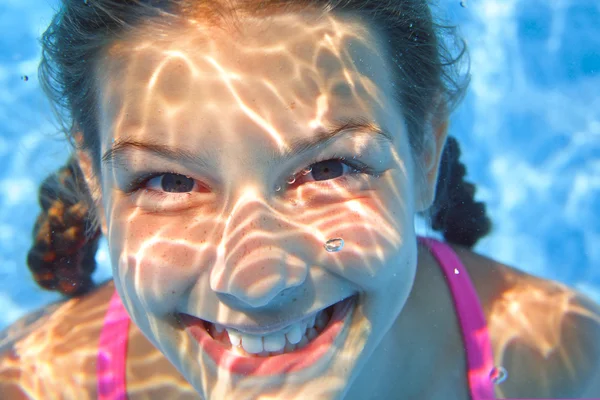 Primer plano retrato de la linda chica nadando bajo el agua y sonriendo — Foto de Stock