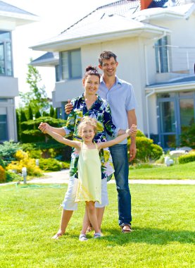 onun yeni yazlık önünde çimenlikte mutlu bir aile