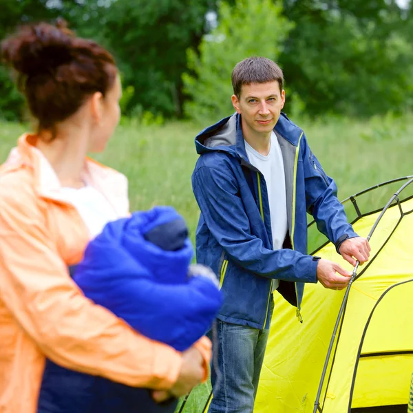 Pareja acampando en el parque — Foto de Stock