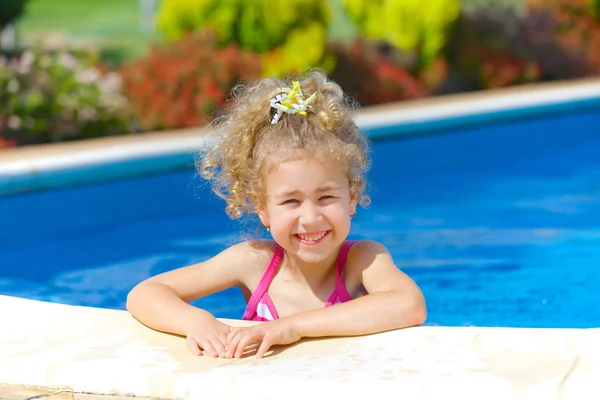 Menina na piscina — Fotografia de Stock