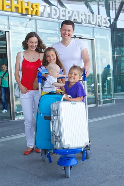 Seyahat bavul Havaalanı ile beş kişilik aile portre — Stok fotoğraf