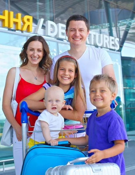 Портрет путешествующей семьи из пяти человек с чемоданами в аэропорту — стоковое фото