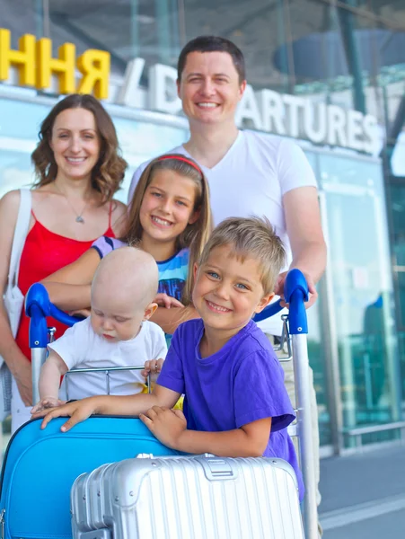 Portrait de famille itinérante de cinq personnes avec valises à l'aéroport — Photo
