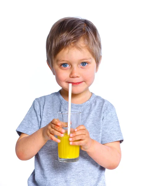 Kleine jongen drinken sinaasappelsap — Stockfoto