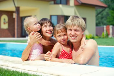 yaz tatili. mutlu bir aile dört Yüzme Havuzu Açık havada