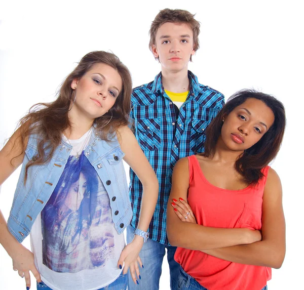 Tres jóvenes adolescentes felices haciendo muecas. Aislado sobre fondo blanco . — Foto de Stock