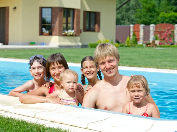 여름 휴가입니다. 야외 수영장에서 4 명의 아이 들과 함께 행복 한 가족 — 스톡 사진