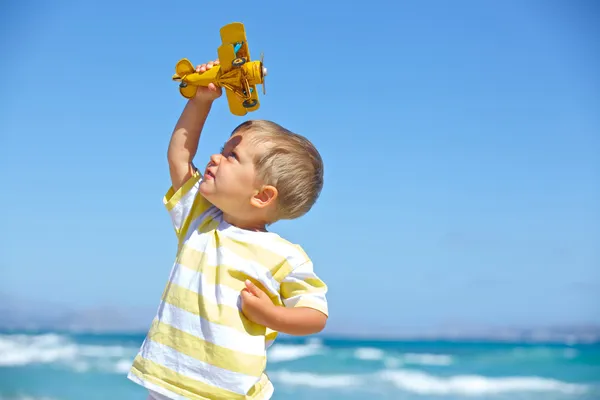 Chico jugando con un avión de juguete — Foto de Stock