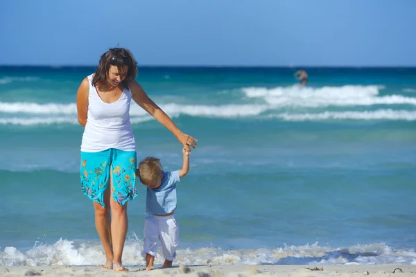 Mor och son på stranden — Stockfoto