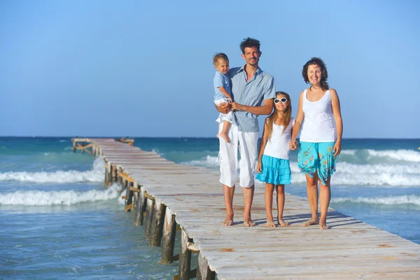 Familjen på trä brygga. — Stockfoto