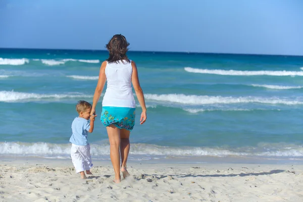 Mor och son på stranden — Stockfoto
