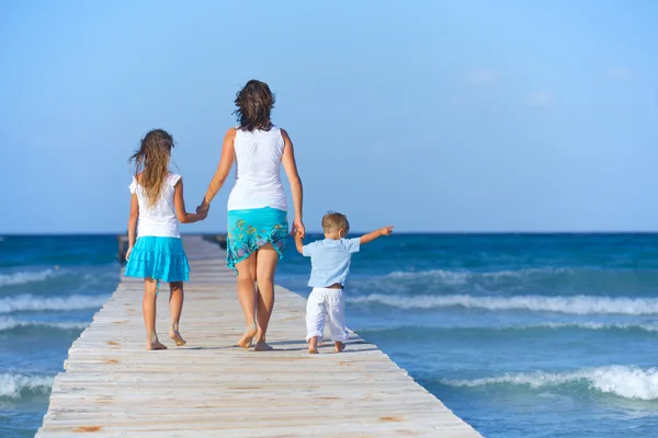 Family on wooden jetty — Stock Photo, Image