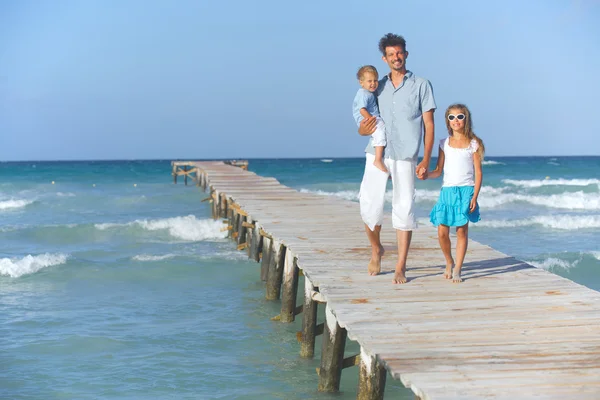 Familjen på trä brygga — Stockfoto