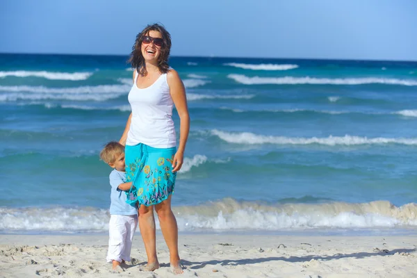 妈妈和儿子在海滩上 — 图库照片