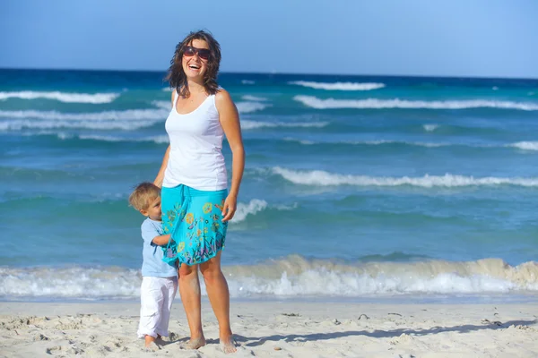 Mor och son på stranden — Stockfoto