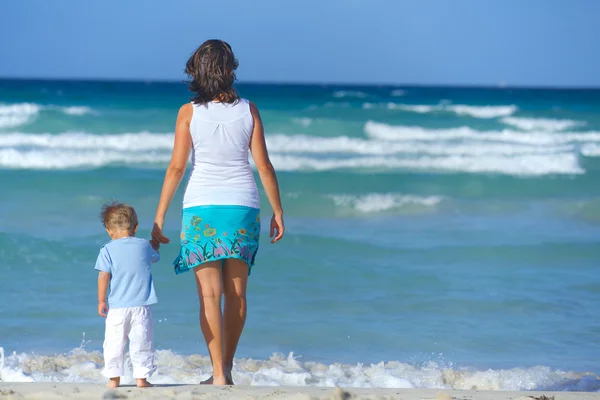 Mor och son på stranden — Stockfoto