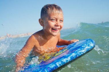Çocuk surfboard ile eğlenceli vardır.