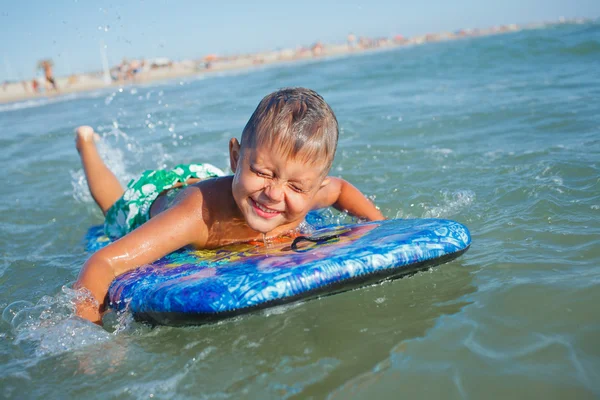 Pojken har kul med surfbräda — Stockfoto