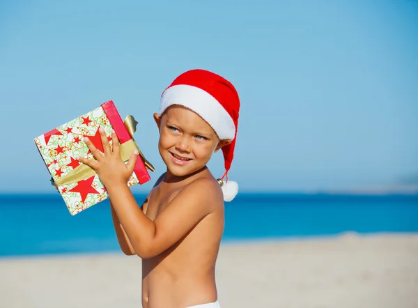 Kleiner Junge mit Weihnachtsmütze — Stockfoto