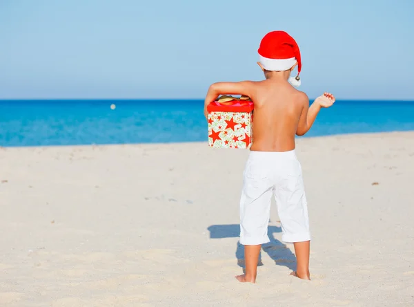 Petit garçon en chapeau de Père Noël — Photo