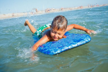 Çocuk surfboard ile eğlenceli vardır.