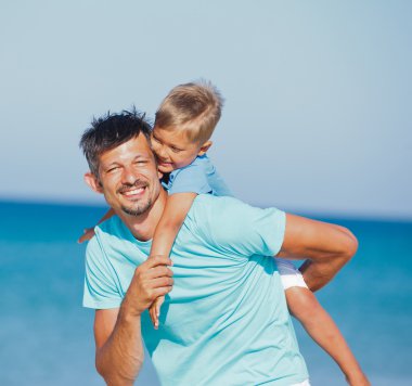 Baba ve oğul sahilde.