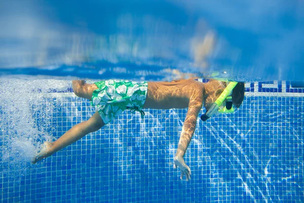 Niño nadando bajo el agua — Foto de Stock