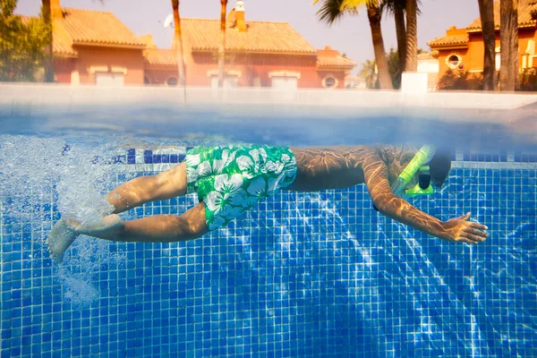 Niño nadando bajo el agua — Foto de Stock