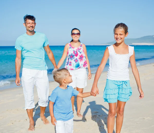 Family on tropical beach — Stock Photo, Image