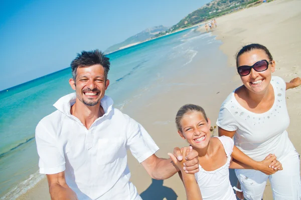 Família na praia — Fotografia de Stock