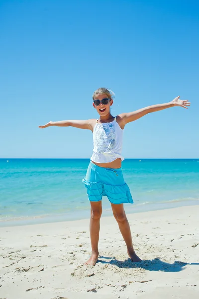 Flicka på strandsemester — Stockfoto