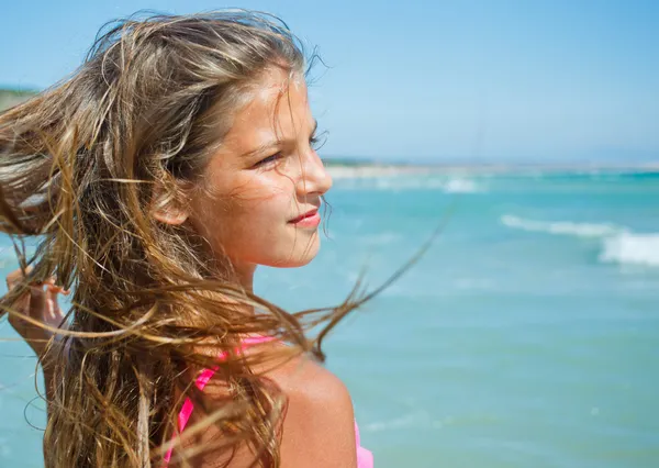 Porträtt av ung strand flicka — Stockfoto