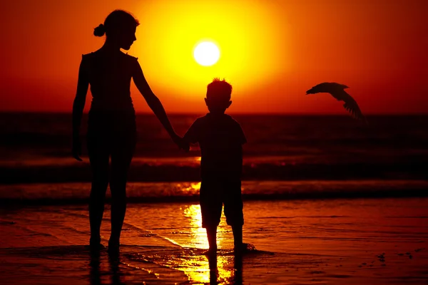 Sonnenuntergang Silhouette von kleinen Bruder und Schwester — Stockfoto