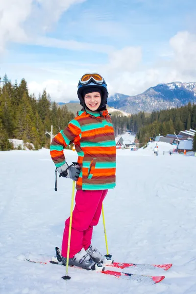 Flicka på skidor. — Stockfoto