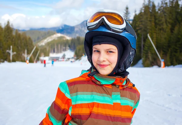 Chica en esquís . — Foto de Stock