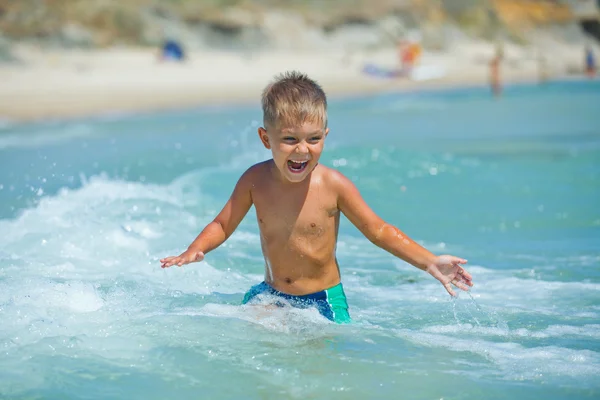 Jonge zwemmen jongen — Stockfoto