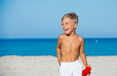 Noel Baba şapkalı küçük çocuk